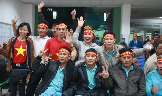Bệnh nhân bệnh viện Đà Nẵng được mời xuống sảnh xem bóng đá, cổ vũ đội U22.