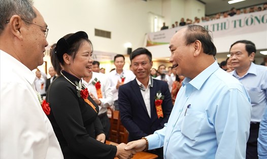Thủ tướng Nguyễn Xuân Phúc cùng các đại biểu tại buổi đối thoại với nông dân lần thứ 2 sáng 10.12. Ảnh: TR.L
