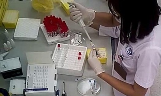 Hình ảnh nhân viên y tế tiến hành các xét nghiệm  HIV, viêm gan B do VTV24 ghi lại.