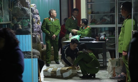 Cơ quan công an khám xét nhiều kho hàng dược liệu nhập lậu ở xã Ninh Hiệp (huyện Gia Lâm, Hà Nội). Ảnh: Cường Ngô