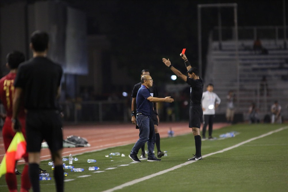 Huấn luyện viên Park Hang-seo nhận thẻ đỏ trực tiếp do phản ứng với quyết định của trọng tài. Ảnh: Hoài Thu