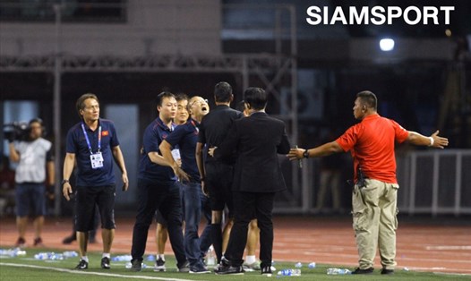 Tờ Siam Sport cho rằng HLV Park Hang-seo bị thẻ đỏ vì "hét vào mặt trọng tài". Ảnh: Siam Sport