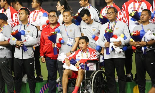 Evan Dimas ngồi xe lăn cùng U22 Indonesia nhận huy chương bạc SEA Games 2019. Ảnh: HOÀI THU