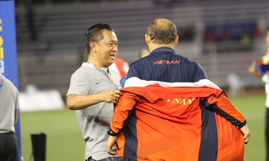 Huấn luyện viên Park Hang-seo cởi áo định tặng đồng nghiệp bên phía Indonesia. Ảnh: HOÀI THU