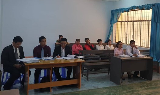 Luật sư đại diện Prudential Việt Nam (bên trái) và người lao động (bên phải) tại phiên xét xử phúc thẩm. Ảnh: HL