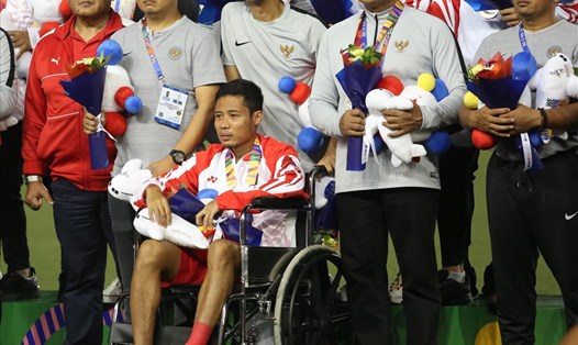 Evan Dimas phải ngồi xe lăn nhận huy chương sau pha va chạm với Văn Hậu. Ảnh: Hoài Thu