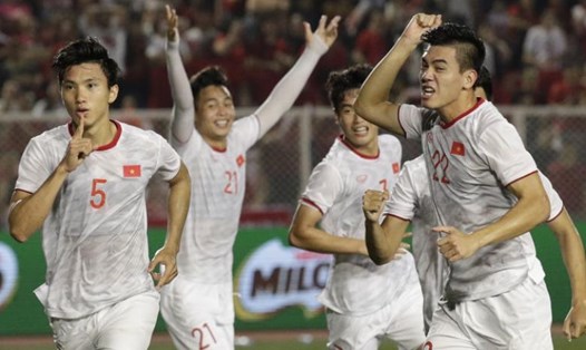 Đoàn Văn Hậu (trái) ăn mừng sau bàn thắng vào lưới Indonesia. Ảnh: AP
