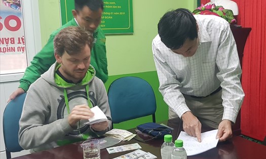 Ban điều hành taxi Mai Linh Ninh Bình và anh Nguyễn Văn Đức trao trả lại tài sản cho khách. Ảnh: NT