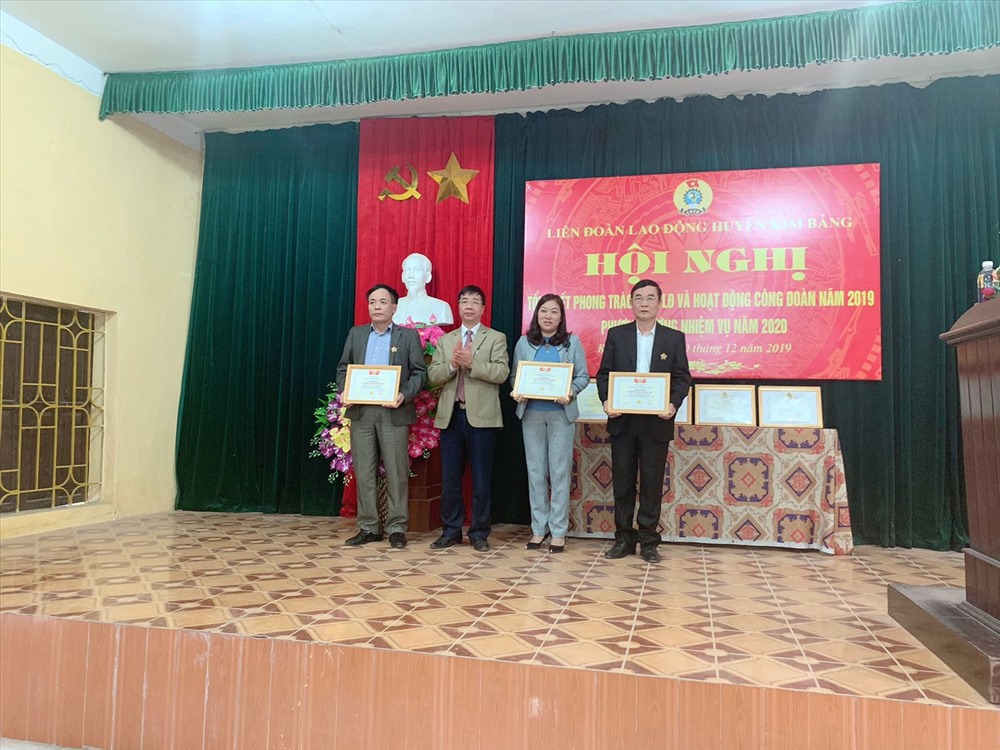 Đồng chí Trịnh Văn Bừng - Ủy viên Ban Chấp hành Tổng Liên đoàn Lao động Việt Nam, Tỉnh ủy viên, Chủ tịch Liên đoàn Lao động tỉnh Hà Nam trao kỷ niệm chương “Vì sự nghiệp tổ chức công đoàn”  cho 3 cá nhân.