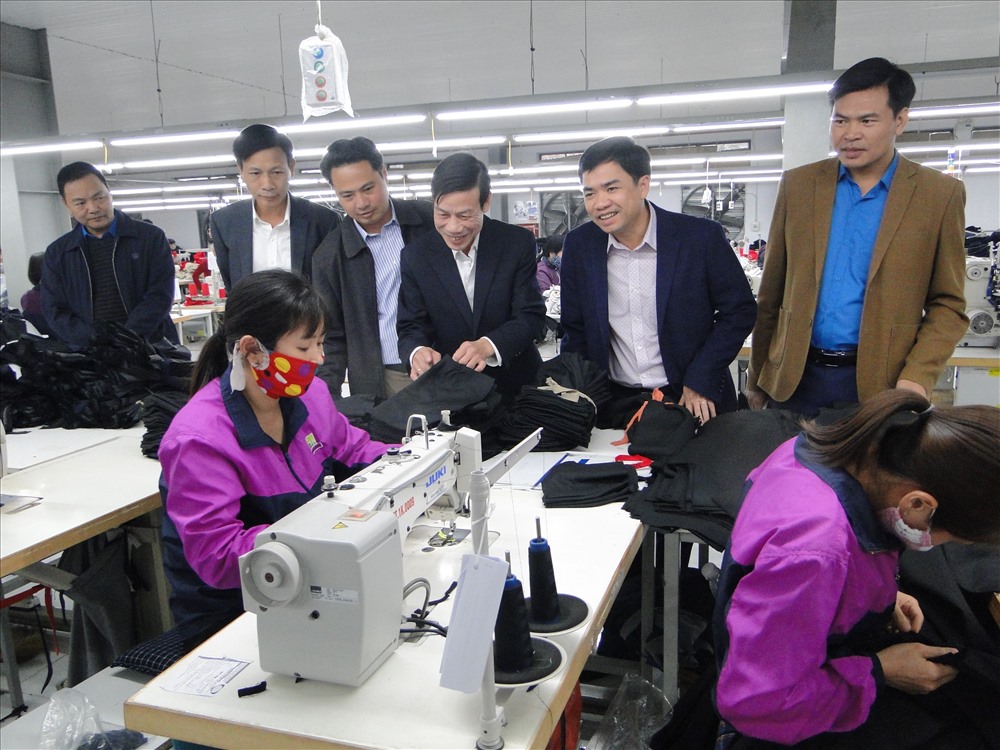 Đoàn đại biểu lãnh đạo LĐLĐ tỉnh, huyện Đông Hưng thăm CNLĐ trực tiếp tại phân xưởng.