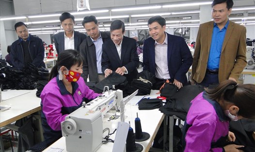Đoàn đại biểu lãnh đạo LĐLĐ tỉnh, huyện Đông Hưng thăm CNLĐ trực tiếp tại phân xưởng.