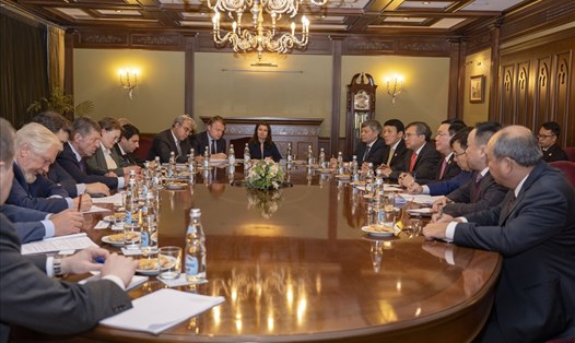 Phó Thủ tướng Vương Đình Huệ hội đàm với Phó Thủ tướng Chính phủ Liên bang Nga Dmitry Kozak - Ảnh: VGP.