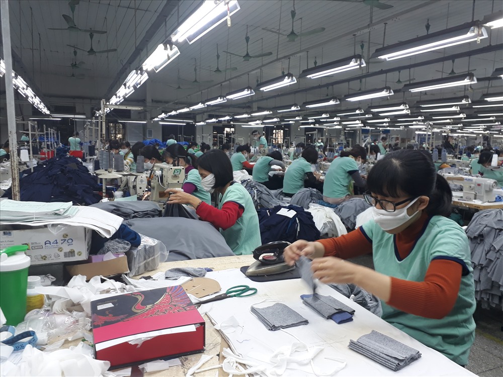 Công nhân Công ty may Đông Mỹ Hanosimex (huyện Thanh Trì, Hà Nội) trong giờ làm việc.