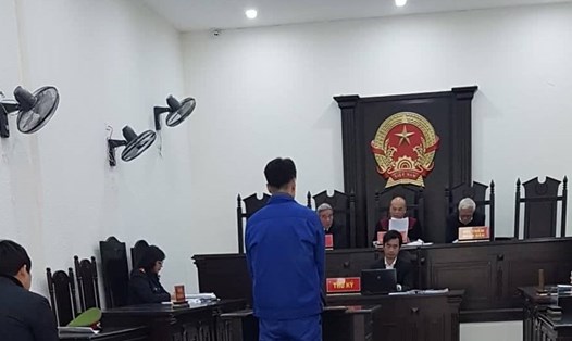 Yoon Sanggi (áo xanh, đứng) tại phiên tòa sơ thẩm.