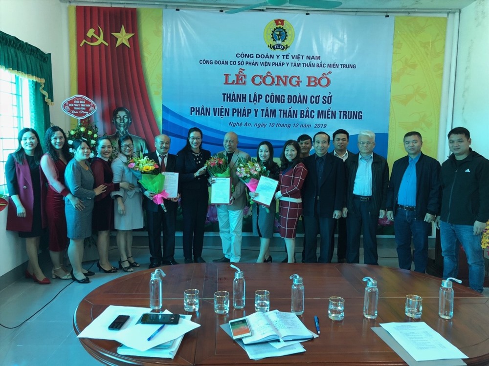 PGS.TS Phạm Thanh Bình - Chủ tịch Công đoàn Y tế Việt trao quyết định thành lập công đoàn cơ sở, quyết định công nhận Ban Chấp hành Công đoàn, quyết định công nhận đoàn viên.