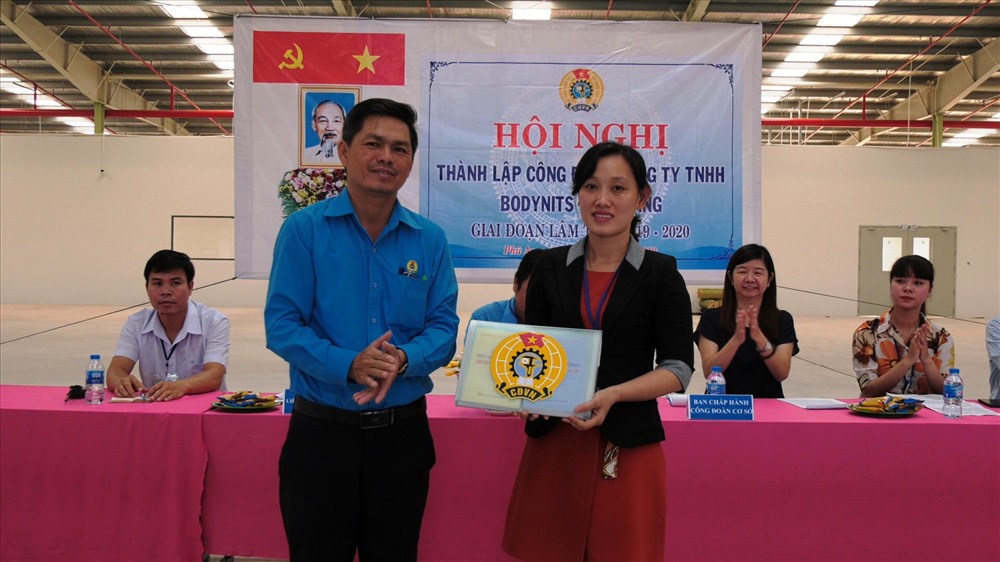 Chủ tịch LĐLĐ huyện Cai Lậy - ông Nguyễn Đức Kiên - trao Quyết định thành lập CĐCS. Ảnh: CTV