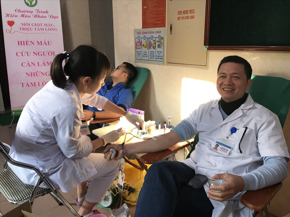 Bác sĩ hiến máu cứu người bệnh. Ảnh: Thuỳ Linh