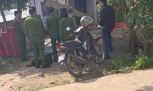 Lực lượng Công an tỉnh Quảng Trị và Công an huyện Hướng Hóa có mặt ở nhà riêng của nạn nhân. Ảnh: X.Ngọc.