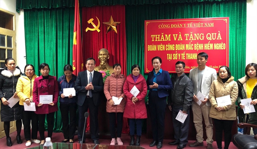 Đồng chí Chủ tịch Công đoàn Y tế Việt Nam trao hỗ trợ một số đoàn viên công đoàn mắc bệnh hiểm nghèo.