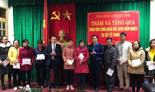 Đồng chí Chủ tịch Công đoàn Y tế Việt Nam trao hỗ trợ một số đoàn viên công đoàn mắc bệnh hiểm nghèo.