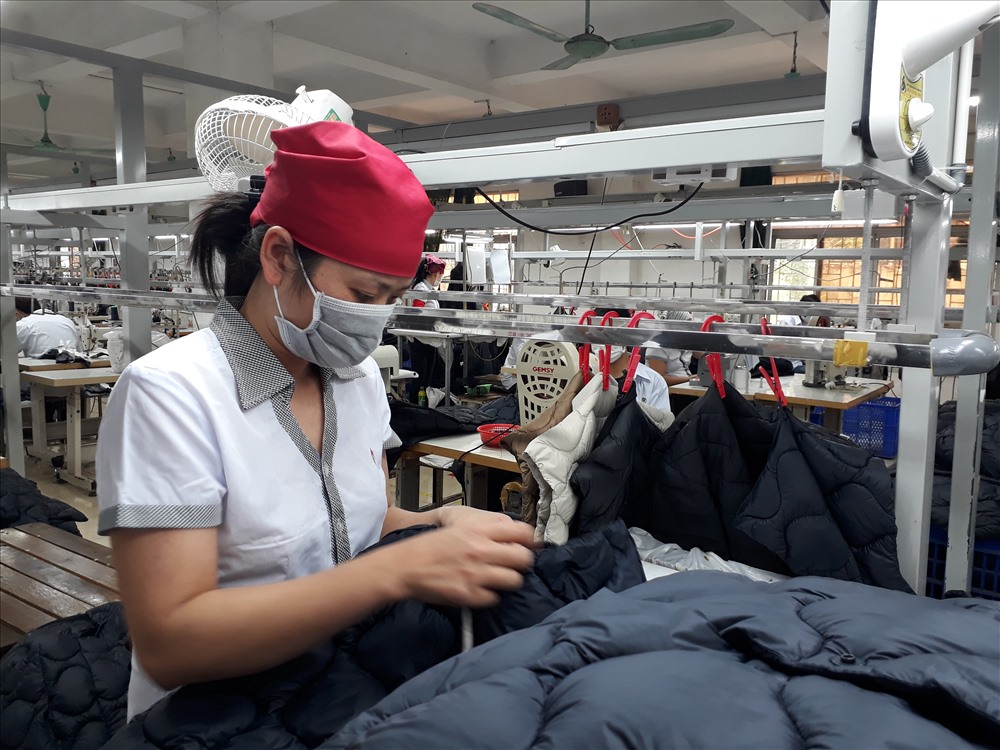 Công nhân Công ty Cổ phần May xuất khẩu Ninh Bình hy vọng sẽ có thưởng Tết cao hơn năm ngoái. Ảnh: Quế Chi