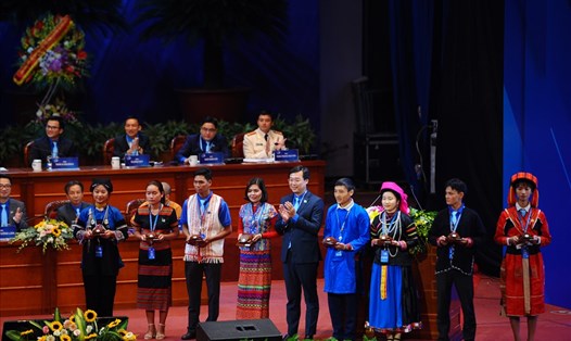 Ban tổ chức Đại hội đại biểu toàn quốc Hội Liên hiệp Thanh niên Việt Nam trao biển tượng trưng công trình thanh niên cho các đại diện thanh niên 16 dân tộc thiểu số sẽ triển khai công trình. Ảnh: PV