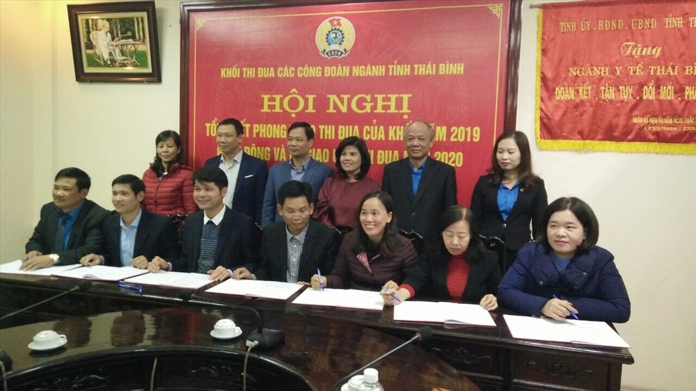 Các đại biểu ký kết giao ước thi đua năm 2020.