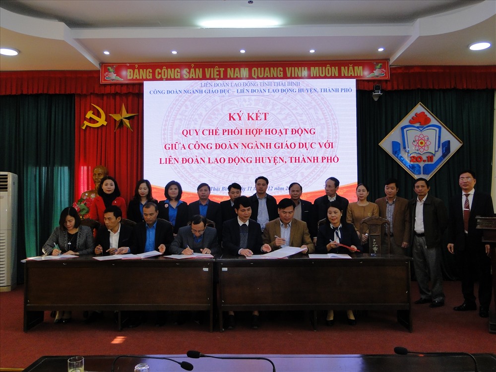 Các đại biểu ký kết chương trình phối hợp công tác giai đoạn 2019 -2023.