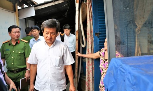 Ông Đoàn Ngọc Hải khi còn là Phó chủ tịch UBND quận 1 trong một lần đi kiểm tra PCCC ở chung cư cũ.  Ảnh: Trường Sơn