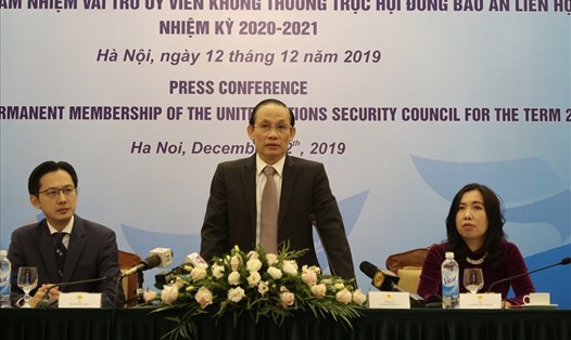 Thứ trưởng Lê Hoài Trung (giữa) chủ trì cuộc họp báo quốc tế ngày 12.12. Ảnh: V.A