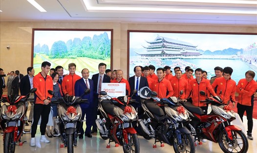 Honda Việt Nam trao tặng 29 xe Honda WINNER cho các thành viên Đội tuyển U22 Việt Nam. Ảnh PV