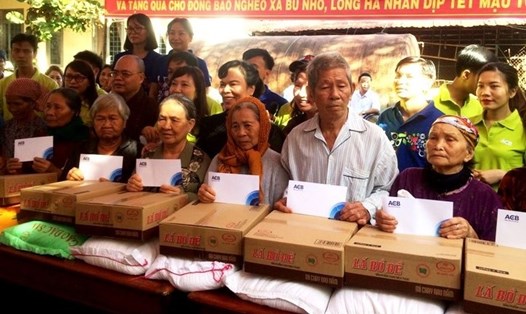 Các hộ dân khó khăn huyện Phú Riềng được nhận quà dịp Tết 2018. Ảnh cổng thông tin điện tử Bình Phước.