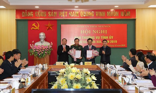 Lãnh đạo tỉnh Thái Nguyên trao quyết định cho 2 đồng chí vừa được chuẩn y giữ chức Ủy viên Ban Thường vụ Tỉnh ủy. Ảnh VGP