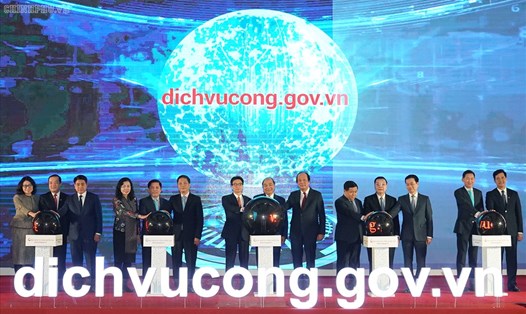 Thủ tướng Nguyễn Xuân Phúc và các đại biểu thực hiện nghi thức khai trương Cổng dịch vụ công quốc gia. Ảnh: VGP