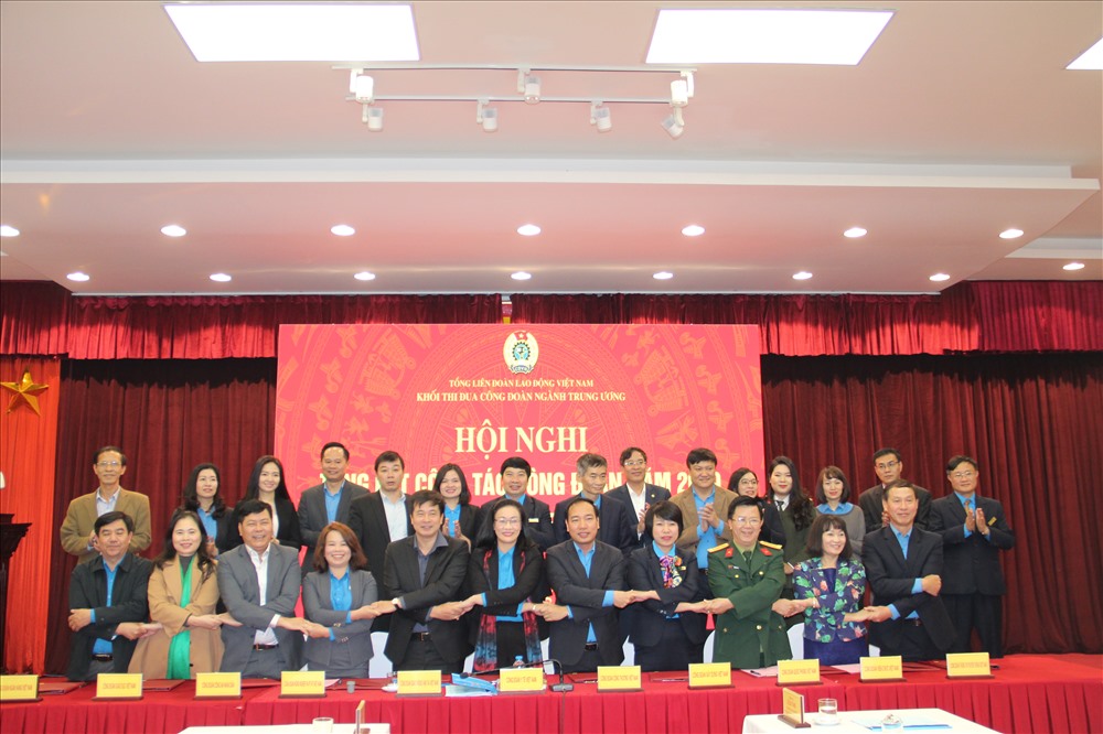 Khối thi đua ký giao ước thi đua năm 2020.