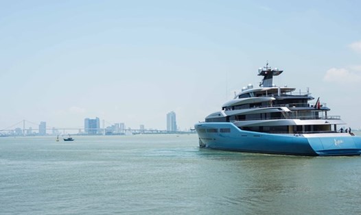 Du thuyền Aviva hồi giữa tháng 5.2019, tỉ phú Joe Lewis cập cảng Đà Nẵng mới đây. Ảnh: Huy Đạt