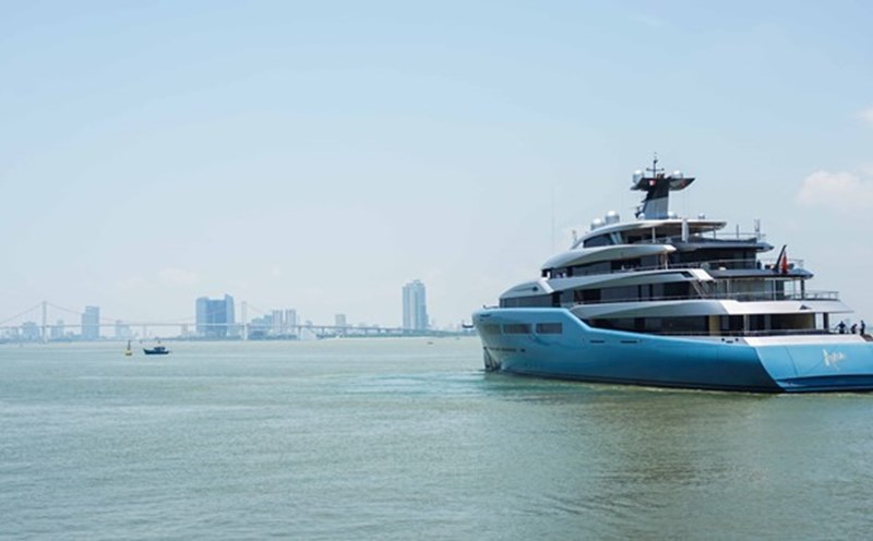 Du thuyền Aviva hồi giữa tháng 5.2019, tỉ phú Joe Lewis cập cảng Đà Nẵng mới đây. Ảnh: Huy Đạt