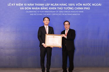 Ông Shin Dong Min – Tổng Giám đốc của Ngân hàng Shinhan Việt Nam, và Ông Nguyễn Kim Anh – Phó Thống đốc Ngân hàng Nhà nước Việt Nam tại buổi lễ