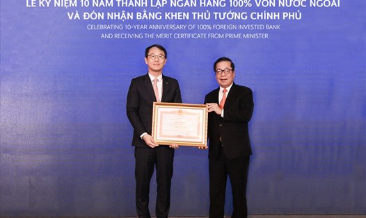Ông Shin Dong Min – Tổng Giám đốc của Ngân hàng Shinhan Việt Nam, và Ông Nguyễn Kim Anh – Phó Thống đốc Ngân hàng Nhà nước Việt Nam tại buổi lễ