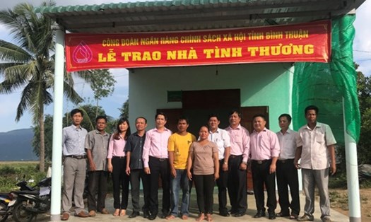 Công đoàn cơ sở NHCSXH tỉnh Bình Thuận bàn giao Nhà tình thương cho gia đình anh Mang Luỗng Gia. Ảnh: PV