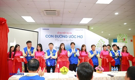 Lãnh đạo và Công đoàn Công ty Công ty TNHH Samsung Electronics Việt Nam Thái Nguyên ra mắt Dự án "Con đường ước mơ". Ảnh: Xuân Lực