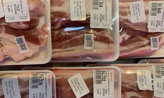 Giá thịt lợn gây "sốc" tại siêu thị. Ảnh: Hòa Bình