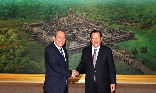 Phó Thủ tướng Thường trực Trương Hòa Bình và Thủ tướng Campuchia Samdech Hun Sen. Ảnh: VGP.