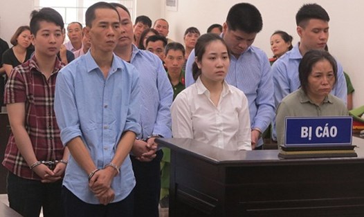 Bị cáo Lan (ngoài cùng bên phải) cùng con gái (áo trắng) và đồng phạm tại phiên tòa sơ thẩm lần 1 hồi tháng 6.