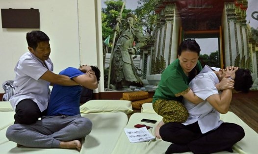 Một buổi dạy massage Thái tại chùa Wat Pho. Ảnh: AFP