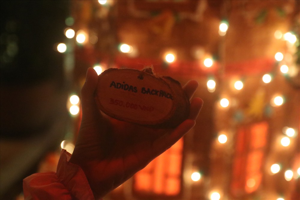 Những điều ước của các em nhỏ ở mái ấm tình thương được trao tay thắp sáng. Ảnh: P.L