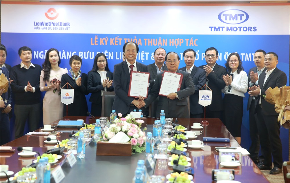 LienVietPostBank và Công ty Cổ phần Ô tô TMT ký kết thỏa thuận hợp tác cung cấp các sản phẩm dịch vụ ngân hàng. Ảnh LVB
