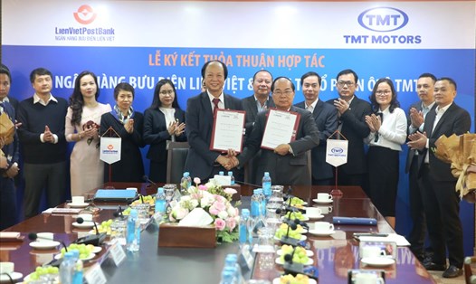 LienVietPostBank và Công ty Cổ phần Ô tô TMT ký kết thỏa thuận hợp tác cung cấp các sản phẩm dịch vụ ngân hàng. Ảnh LVB