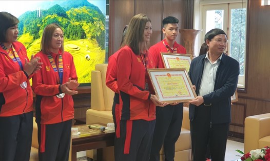 Bí thư Tỉnh ủy Quảng Ninh Nguyễn Xuân Ký trao tặng bằng khen cho các VĐV đạt thành tích cao tại SEA Games 20. Ảnh: Nguyễn Hùng