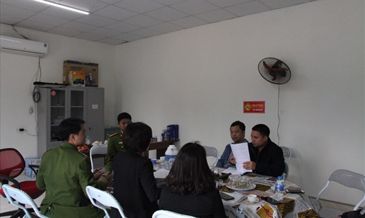 Đoàn kiểm tra liên ngành của UBND huyện Sóc Sơn làm việc tại Hợp tác xã Môi trường Xanh. Ảnh: PV